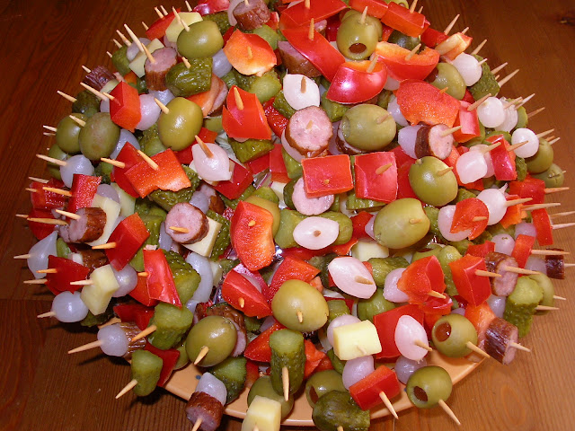 Kolorowa półkula z koreczkami