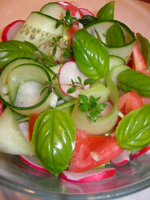 Orzeźwiająca sałatka z dressingiem musztardowo-balsamicznym