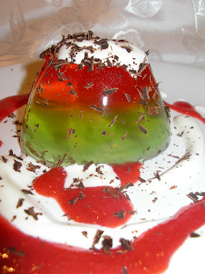 Tęczowa galaretka w musie biało-czerwonym