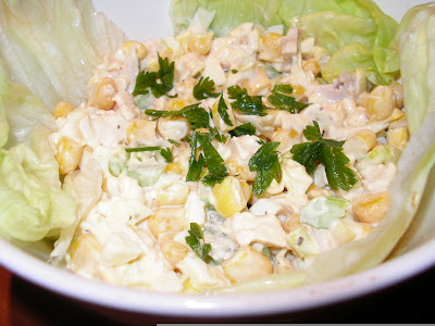 Sałatka z selera naciowego i pieczonej piersi kurczaka