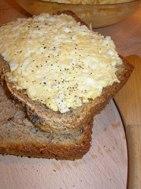 Pasta jajeczna z żółtym serem