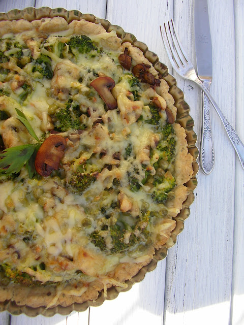Tarta z brokułem i pieczarkami