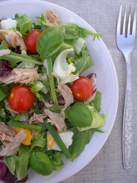 Sałatka śniadaniowa, wiosenna. Tuńczyk na sałacie.