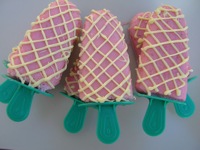 Truskawkowe lody na patyku w polewie