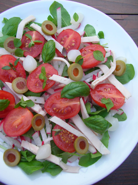 Sałatka z pomidorami, rukolą i szynką