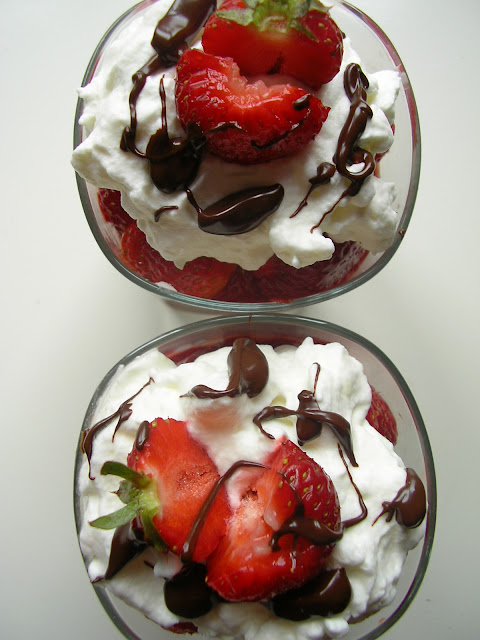 Truskawki z bitą śmietaną i czekoladą