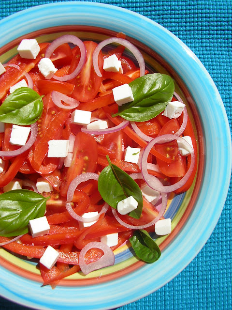Prosta sałatka z pomidorów i fety