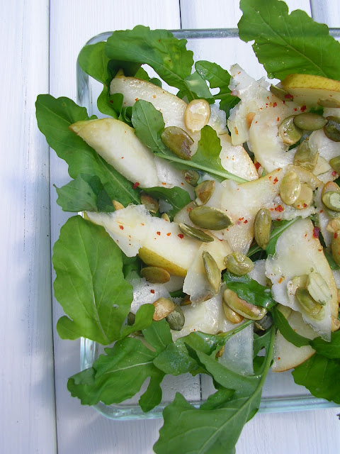 Sałatka z gruszką, chili i rukolą