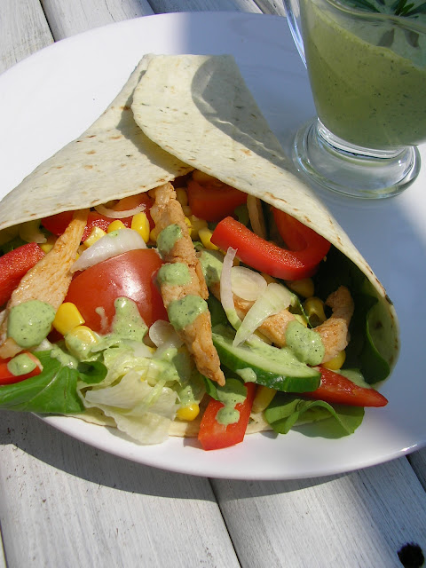 Tortilla z warzywami, piersią i sosem ziołowym