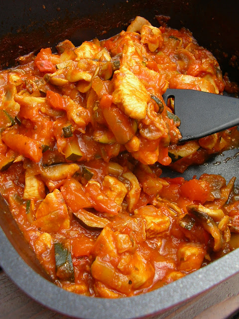 Obłędnie pyszna potrawka z cukinią, papryką i kurczakiem