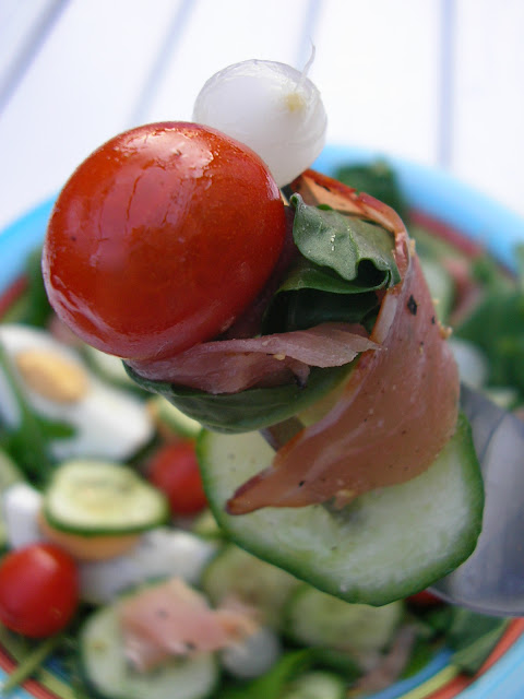 Sałatka z rukoli, szynki i jajka