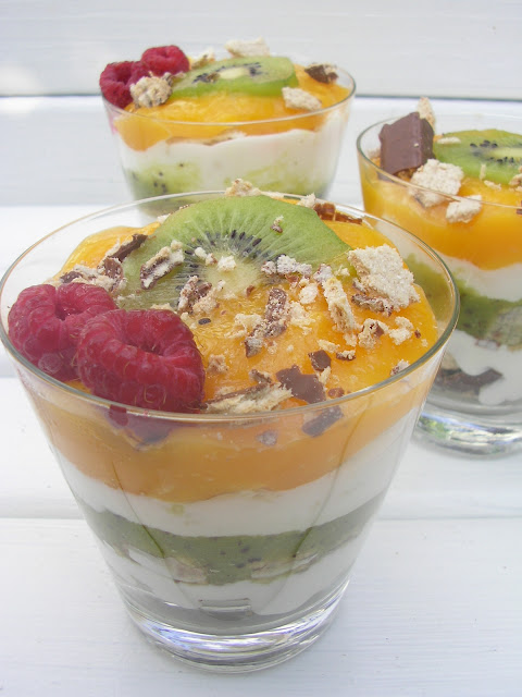 Jogurtowy deser z wafalkami, kiwi i mango