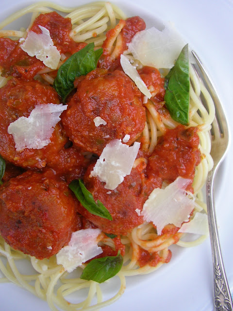 Spaghetti z klopsami w pikantnym sosie pomidorowym