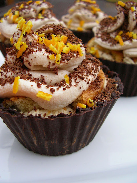 Czekoladowe jadalne miseczki z kawą i pomarańczą