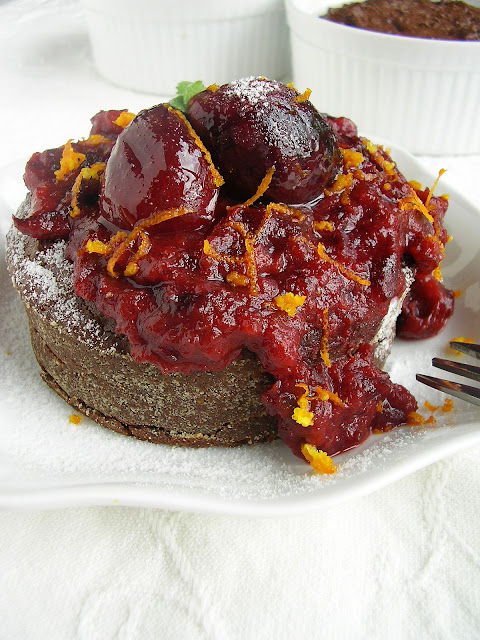 Ciastka czekoladowo-gryczane z sosem śliwkowym