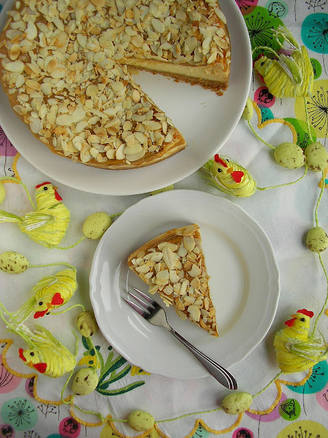 Sernik z białą czekoladą, kajmakiem i prażonymi migdałami