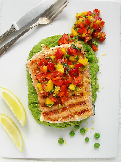 Grillowany łosoś na puree z groszku z salsą z mango i papryki