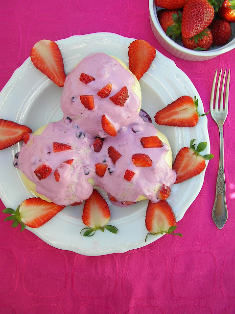 Kluski na parze (pampuchy) z sosem jagodowym i truskawkami