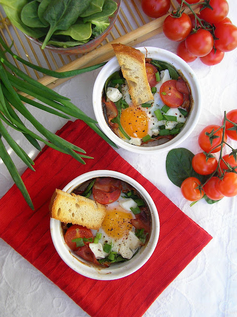 Jajka ze szpinakiem i szynką zapiekane w kokilkach