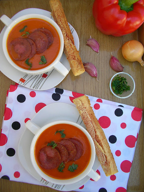 Krem z pieczonej papryki z chipsami salami i paluchami