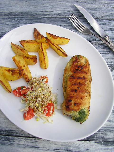 Grillowane drobiowe roladki ze szpinakiem z ziołowymi ziemniaczkami z pieca