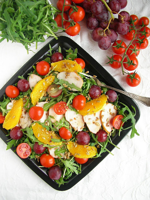 Sałatka z wędzoną piersią kurczaka, owocami i prażonymi ziarnami słonecznika