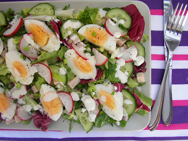 Wiosenna sałatka z jajkiem i szynką z sosem chrzanowym