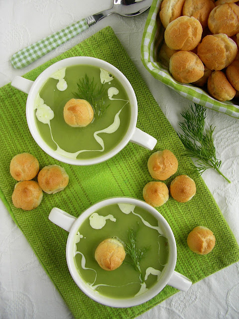 Zielono mi! Krem z zielonego groszku z rukolą i domowym groszkiem ptysiowym