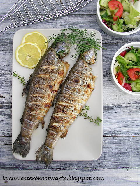 Pstrąg z grilla z masłem ziołowo-cytrynowym