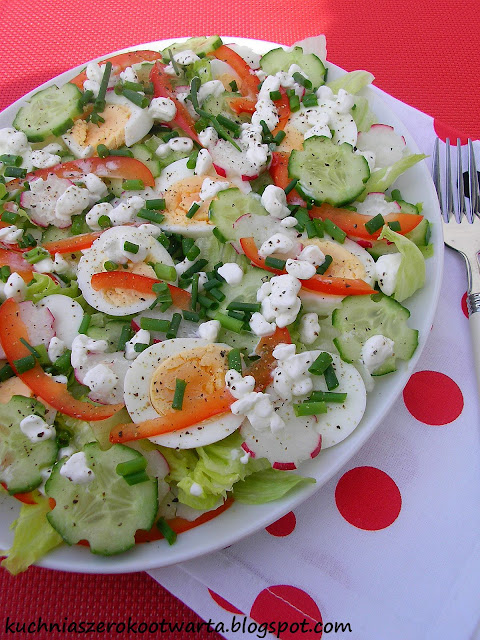 Lekka sałatka z serkiem wiejskim