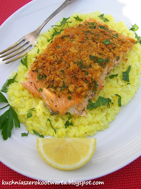 Łosoś pieczony pod chrupiącą orzechową kruszonką