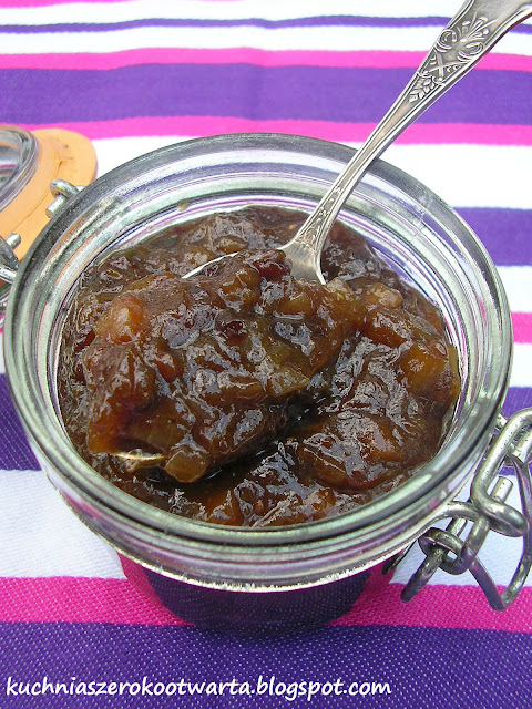 Chutney z rabarbaru z suszoną śliwką i imbirem