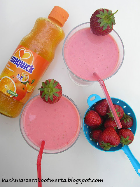 Koktajl truskawkowy z nutą pomarańczy