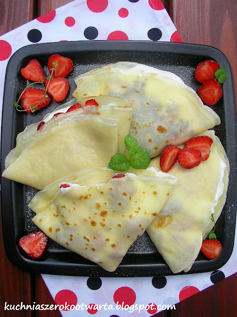 Naleśniki z truskawkami, czekoladą i bitą śmietaną