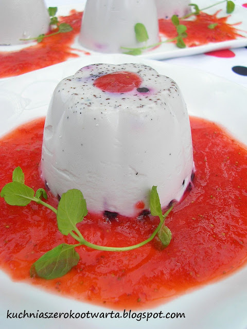 Panna cotta z jagodami