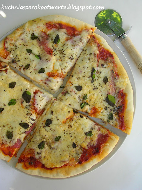 Pizza z salami, pieczarkami i mozzarellą