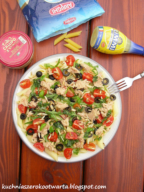 Test włoskich produktów. Sałatka z makaronem, tuńczykiem i ziołowym dressingiem