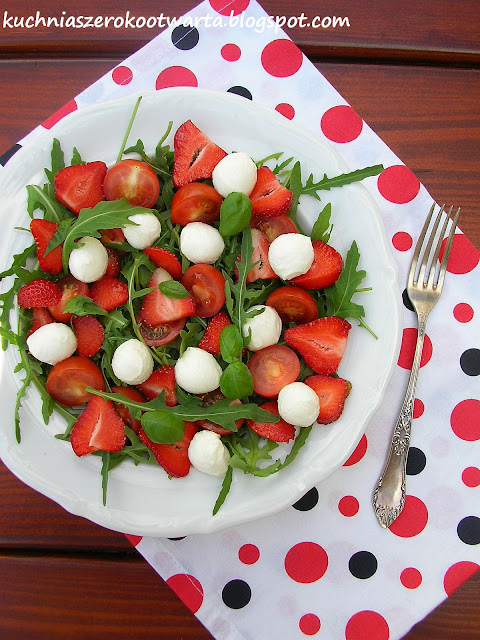 Sałatka z rukolą i mozzarellą z dressingiem truskawkowo-bazyliowym