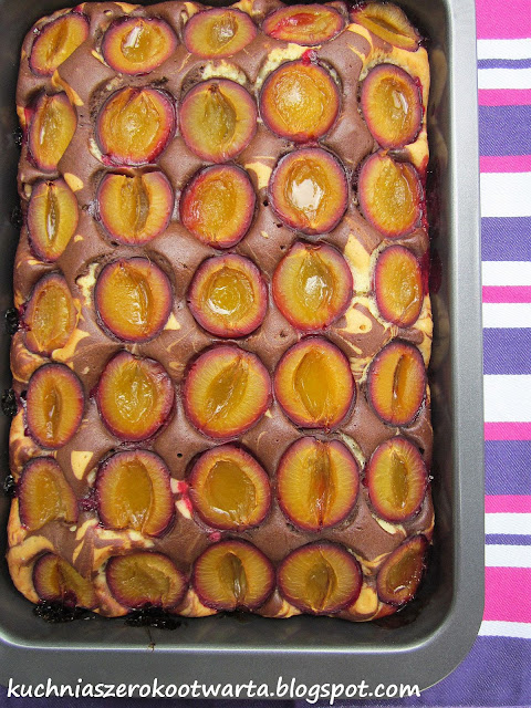 Dwukolorowe ciasto ze śliwkami (owocami)