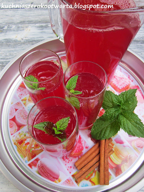 Kompot ze śliwek z cynamonem