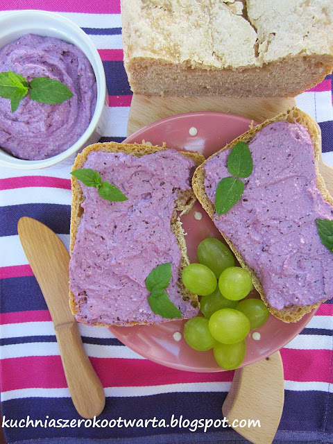 Jagodowy twarożek z miętą na chlebie pasterskim