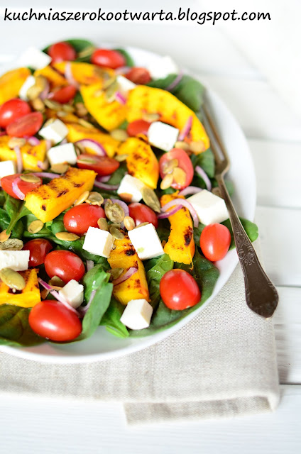 Sałatka z grillowaną dynią, szpinakiem i fetą z pomarańczowym dressingiem