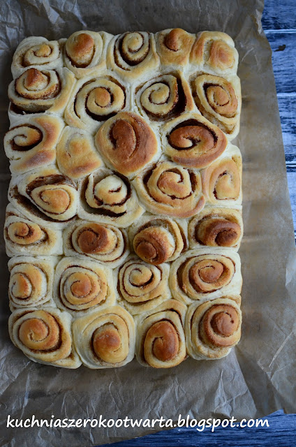 Drożdżowe ślimaki (rollsy) z cynamonem do odrywania
