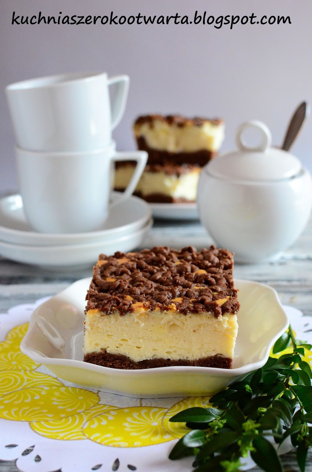 Delikatny sernik na kakaowym cieście