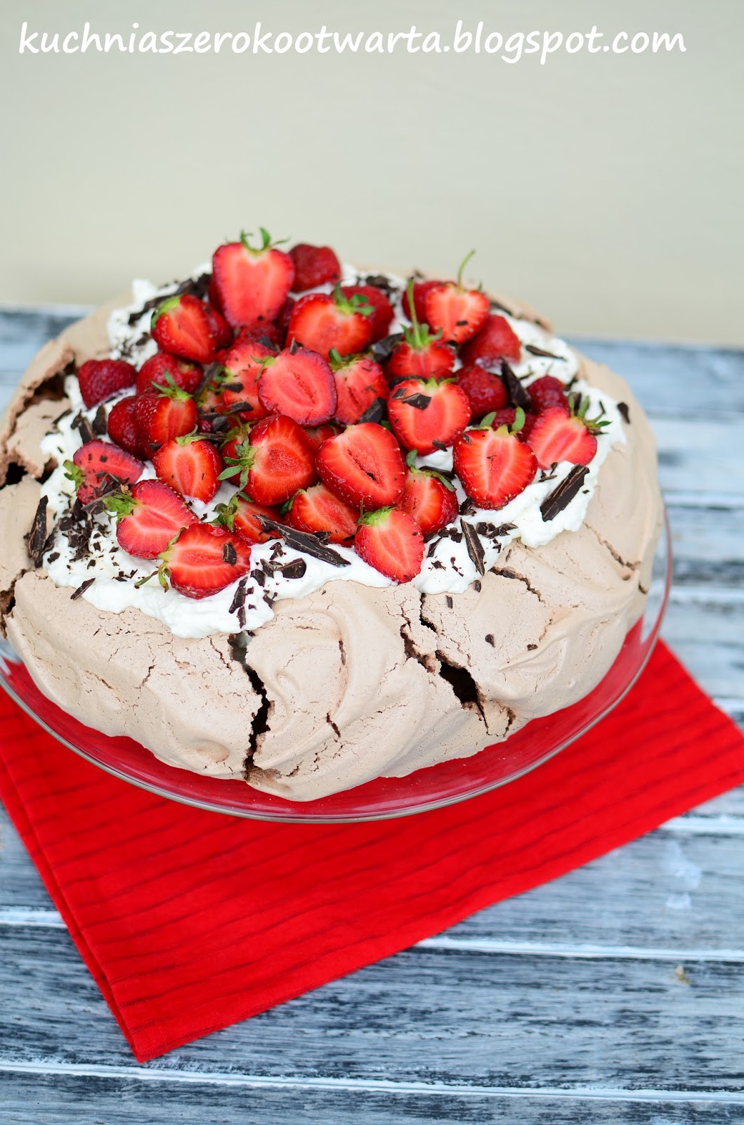 Czekoladowa Pavlova z bitą śmietaną i truskawkami