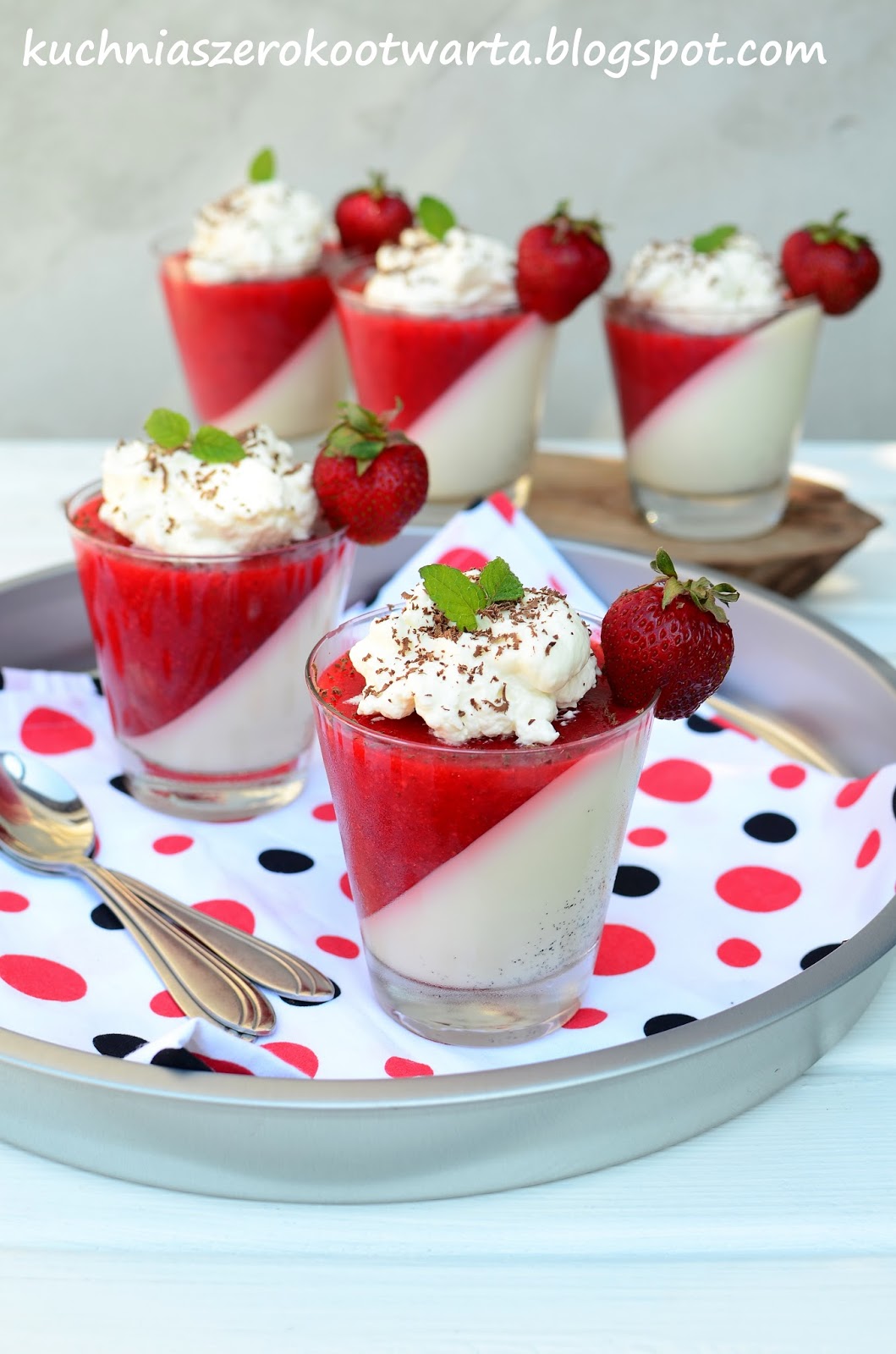 Panna cotta z musem truskawkowym