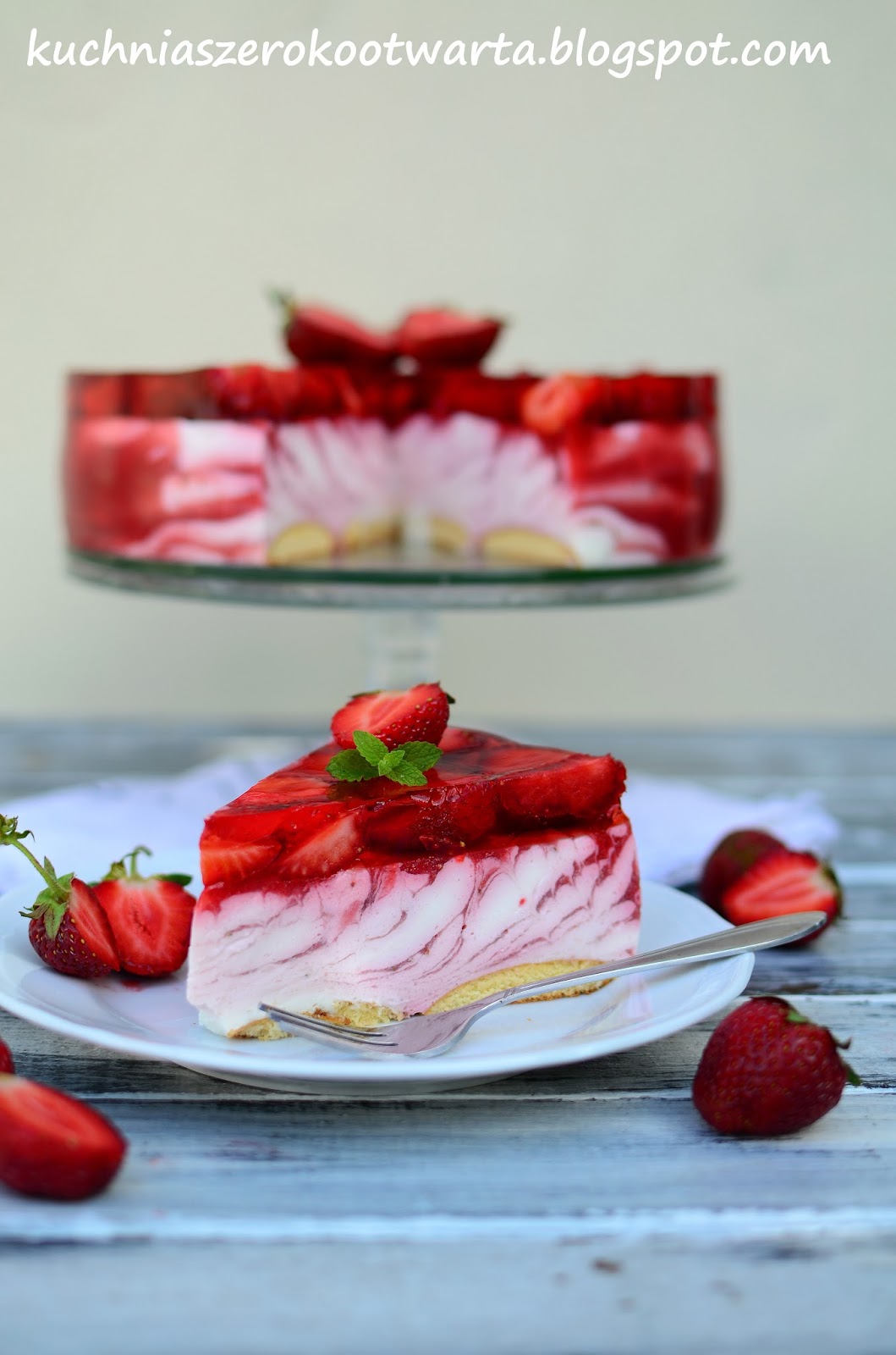 Sernik marmurkowy na zimno z truskawkami