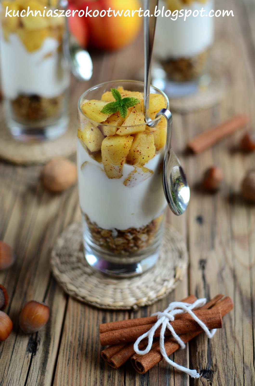 Deser z granolą i prażonymi jabłkami