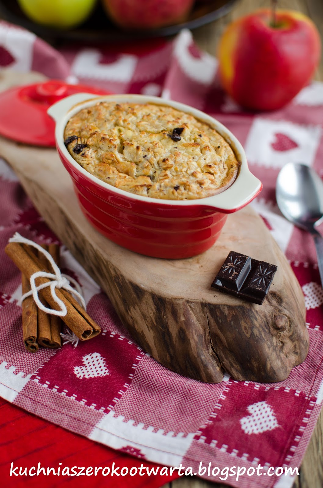 Owsianka zapiekana z jabłkami i czekoladą