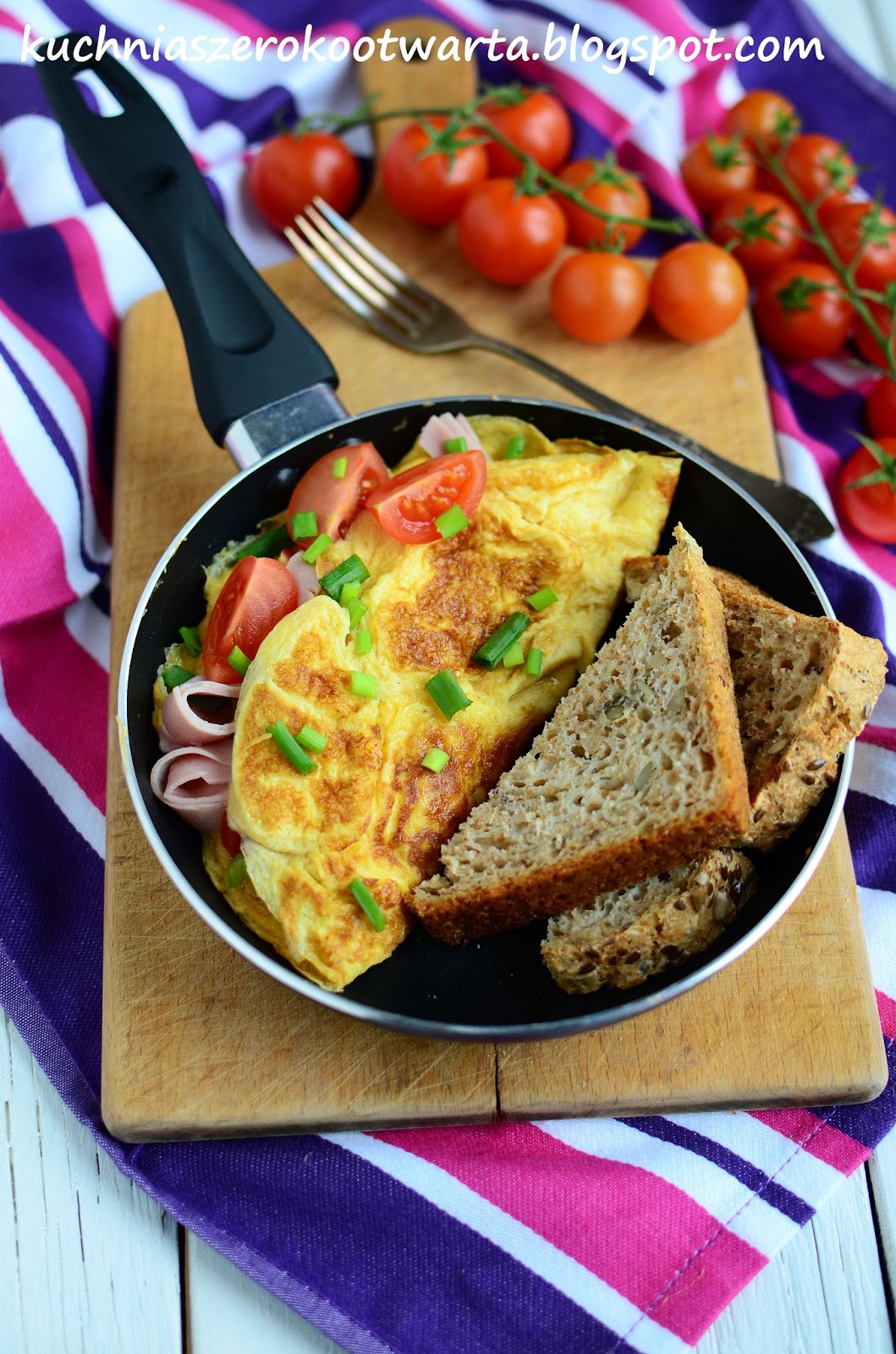 Słoneczny omlet z szynką i pomidorkami koktajlowymi